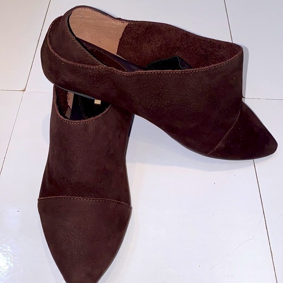 Max Studio Lively 2 dark brown 💯 suede flats. Traction bottom. Size 7.NWT/ box - Picture 2 of 14